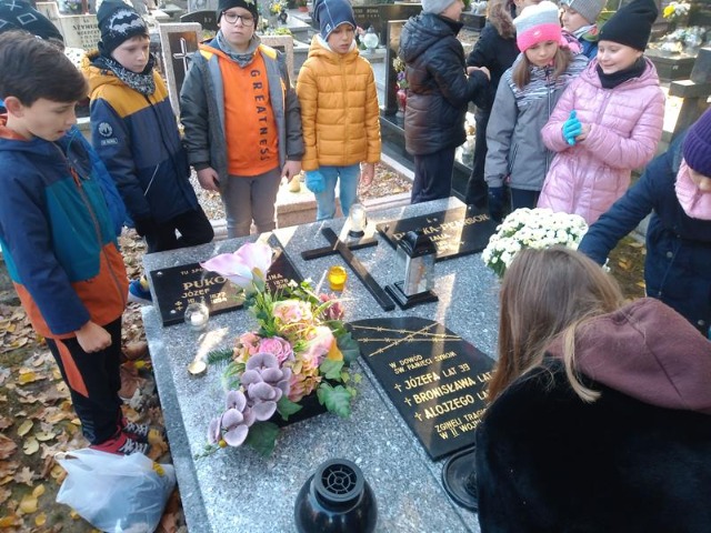 Klasy czwarte odwiedziły grób rodzinny J. Pukowca - Obrazek 2