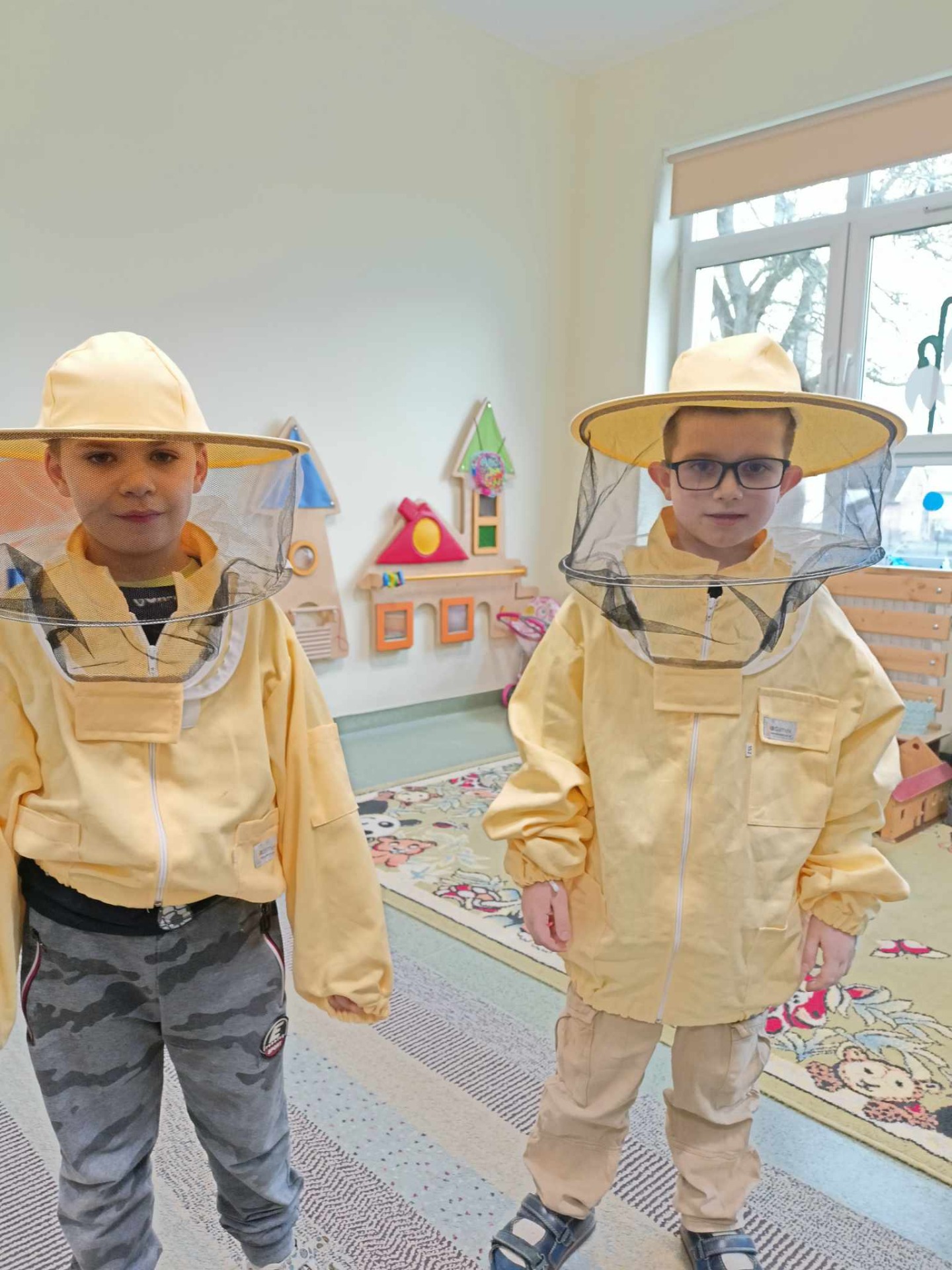 Dzieci z Zerówki poznają pracę pszczelarza - Obrazek 6