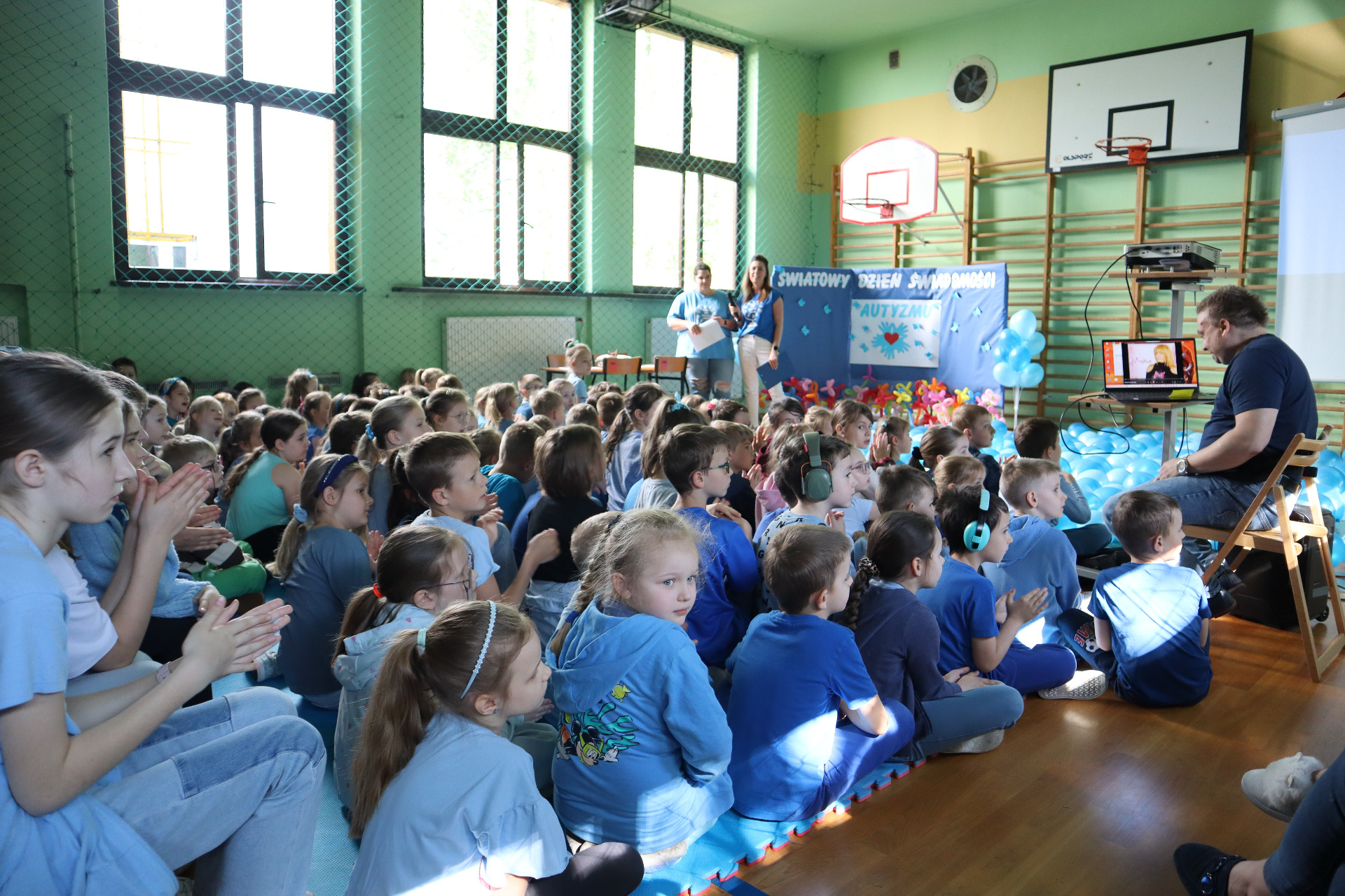 Zdjęcie przedstawia uczniów biorących udział w wydarzeniu. Na znak solidarności , cała społeczność szkolna założyła niebieski element ubioru.