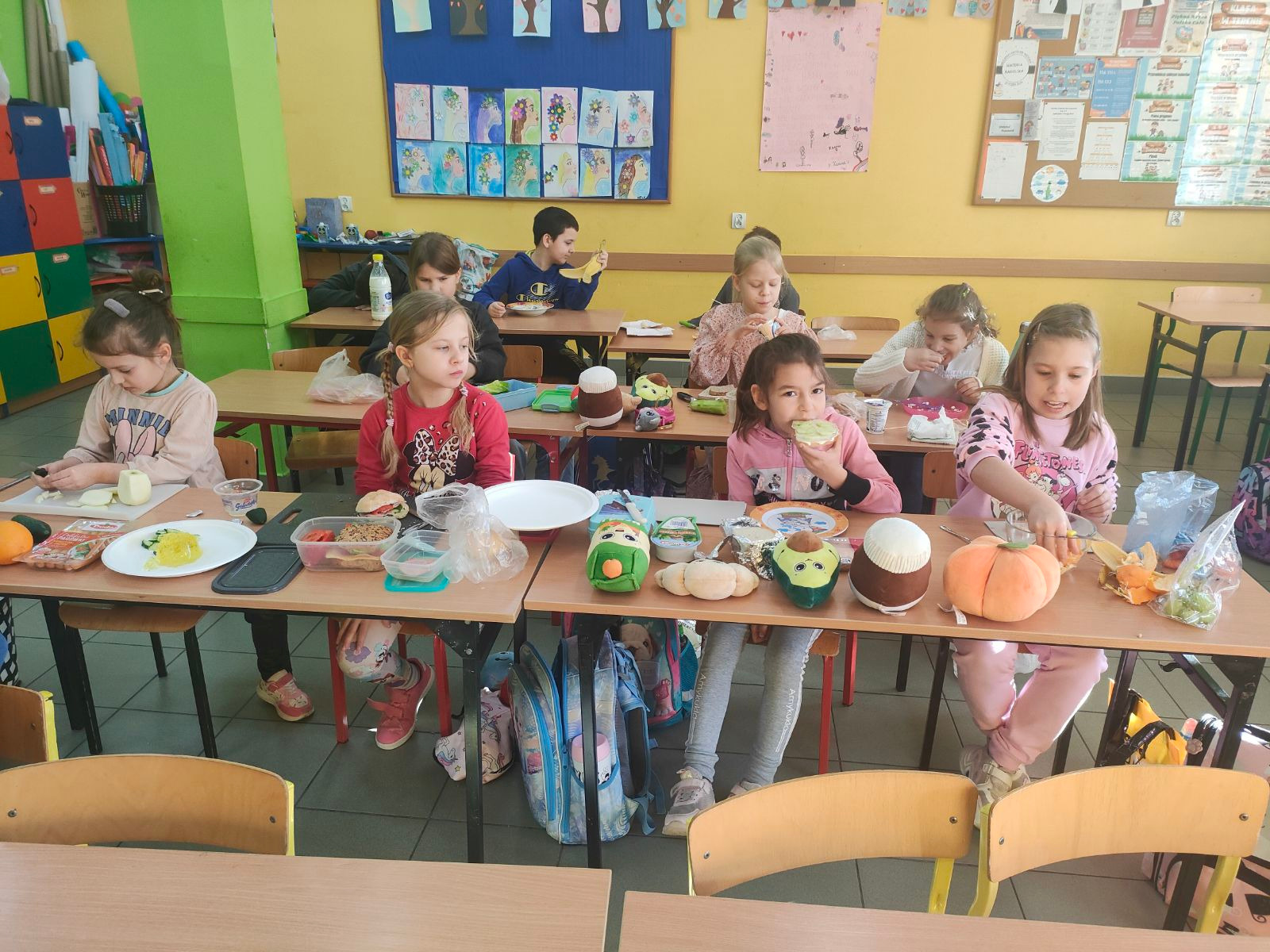 Uczniowie przygotowują posiłki