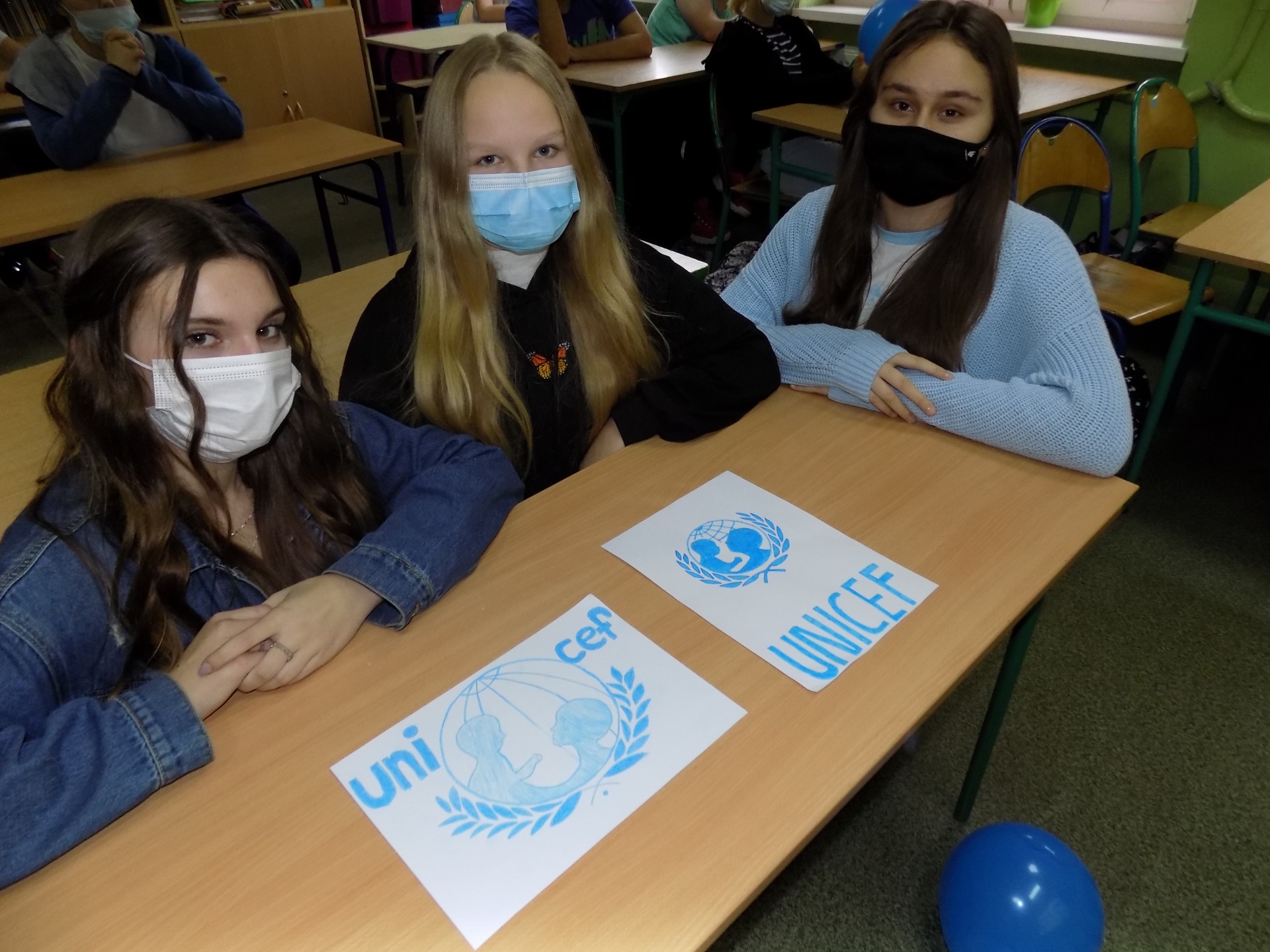 Uczniowie z klasy VIII dnia 19 listopada świętowali Międzynarodowy Dzień Praw Dziecka wspólnie z UNICEF - Obrazek 4