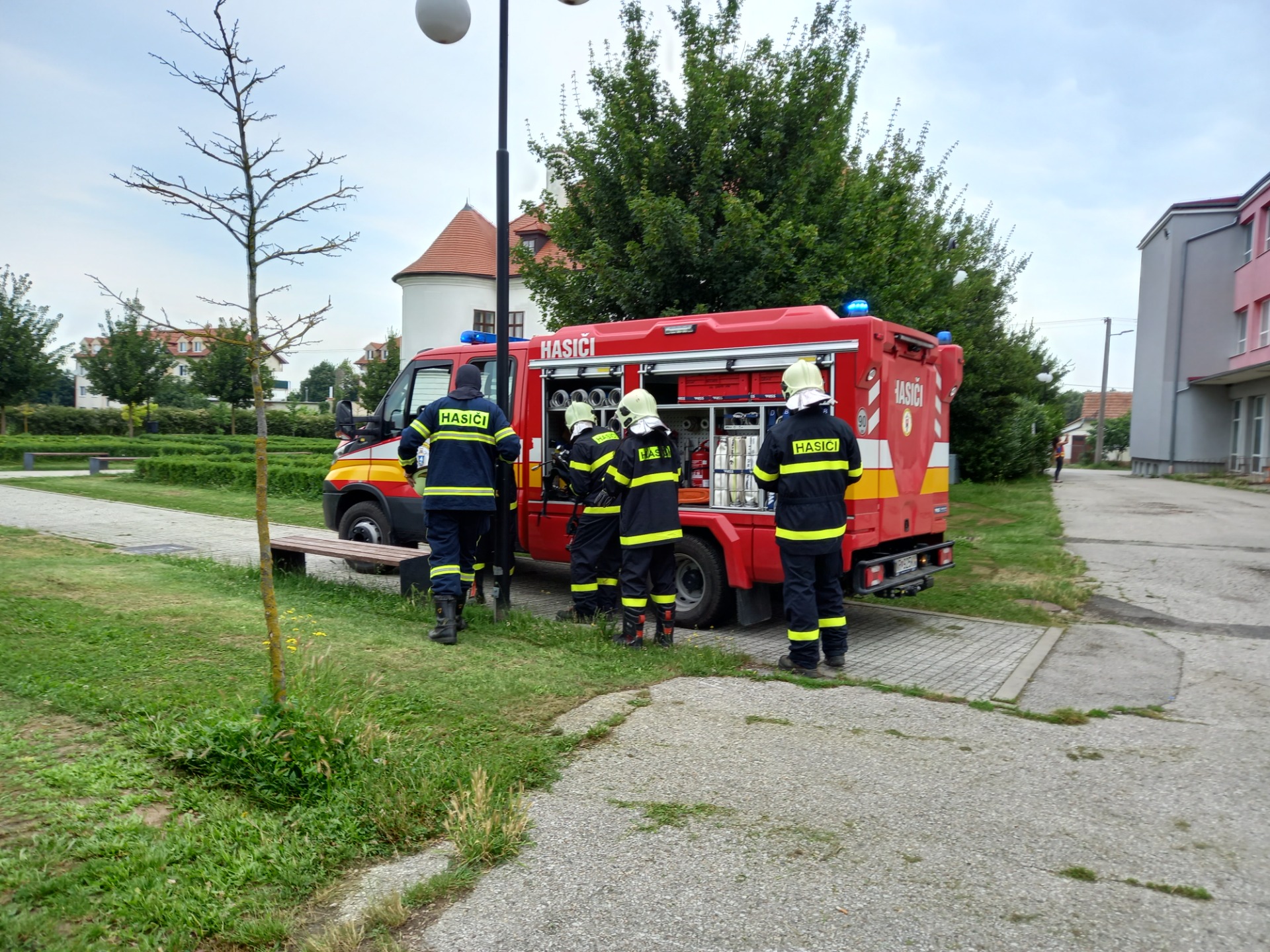 Požiarne cvičenie profesionálnych a dobrovoľných hasičov - Obrázok 2