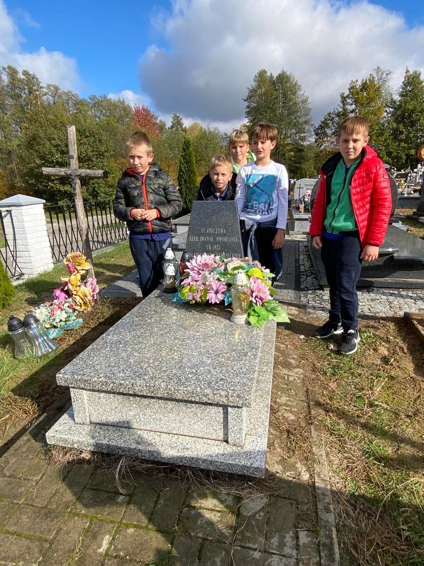 Odwiedzamy groby żołnierskie i groby bliskich na cmentarzu parafialnym - Obrazek 1