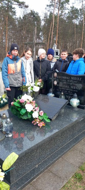 Zdjęcia uczniów z Dnia Patrona Kazimiera Mroza- zapalenie zniczy na cmentarzu.