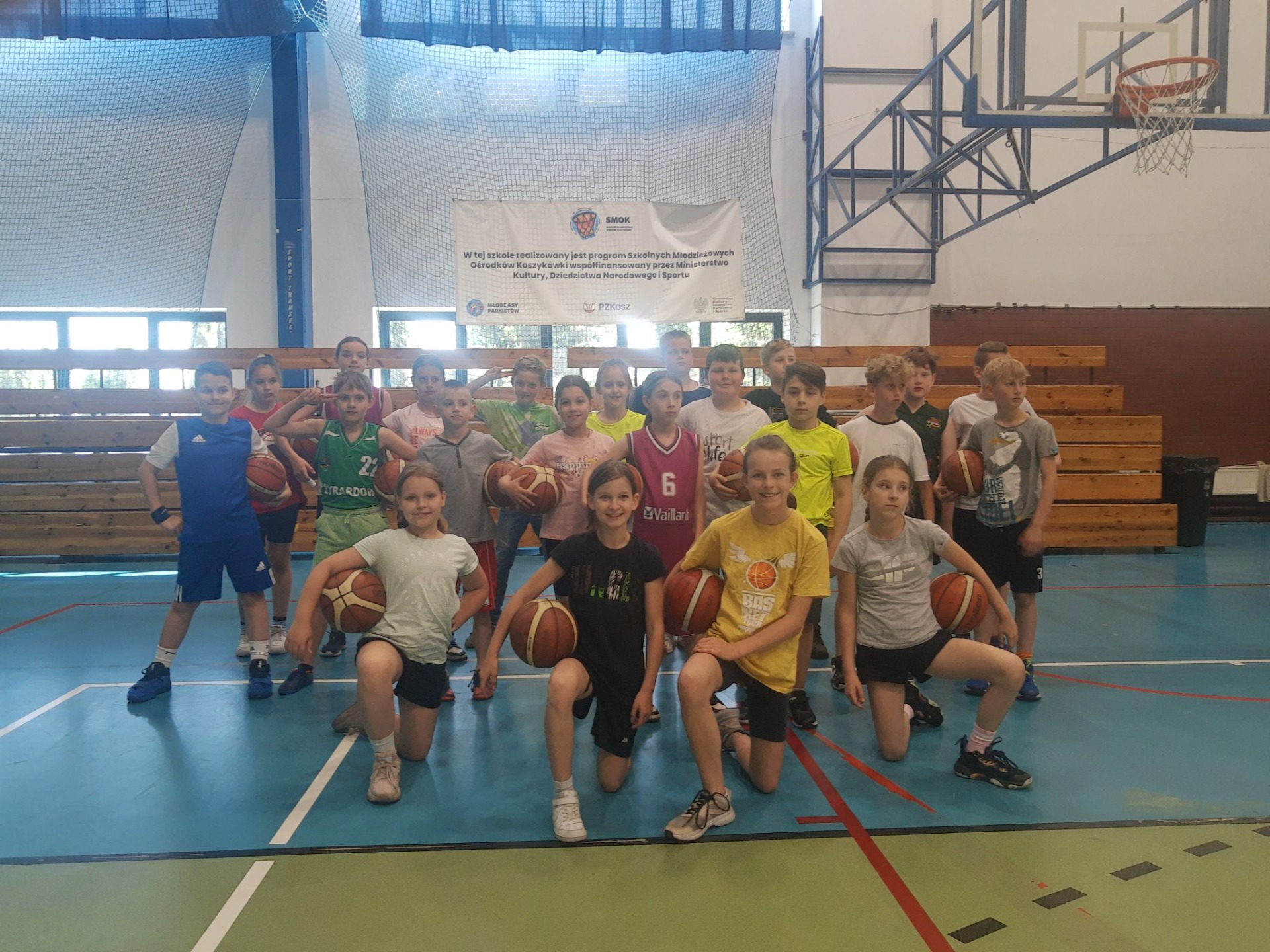 Koszykarki i koszykarze  ze Szkolnego Młodzieżowego Ośrodka Koszykówki w Żyrardowie