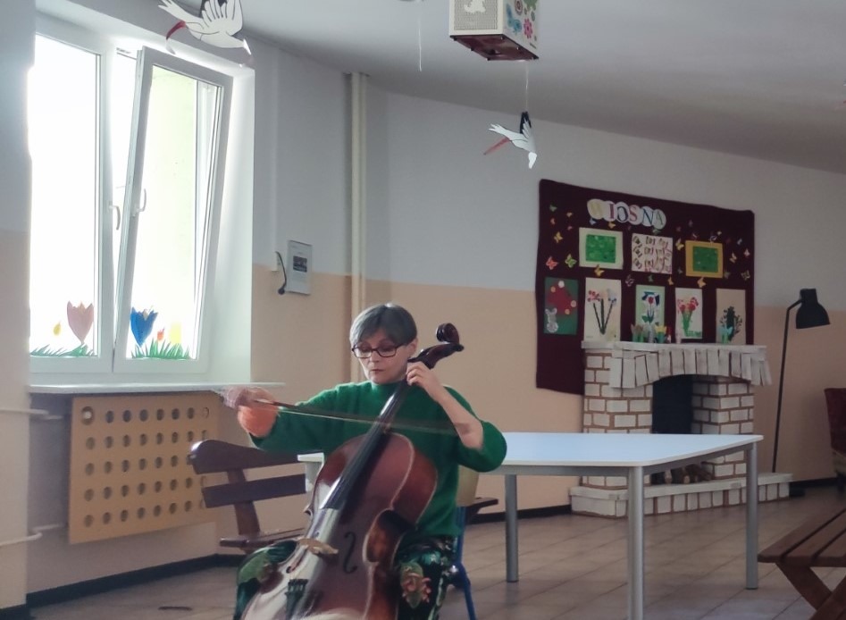 Pani Ołena gra na wiolonczeli