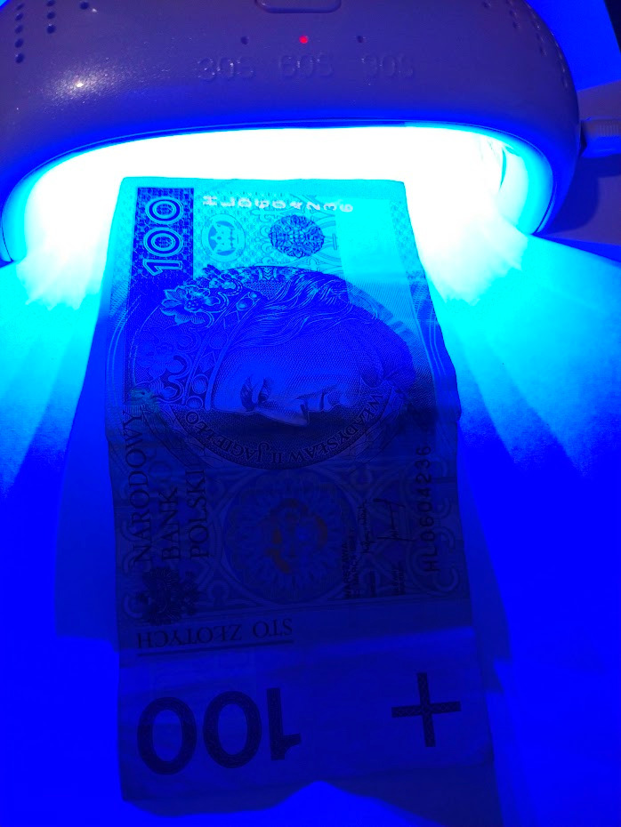 Badania banknotu promieniowaniem UV