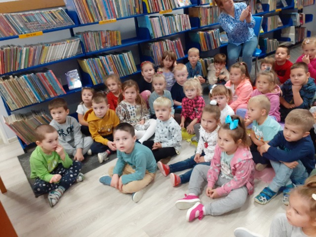 Międzynarodowy Dzień Postaci z Bajek - wizyta dzieci z przedszkola w Gminnej Bibliotece. - Obrazek 2