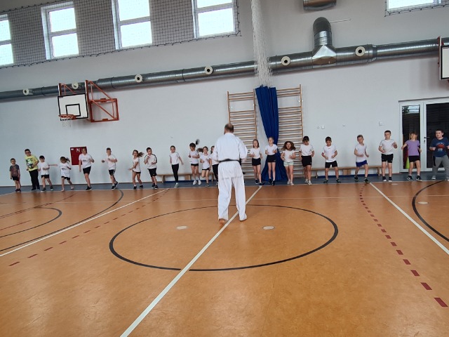 Trening karate w klasach I - III. marzec 2024 r. - Obrazek 6
