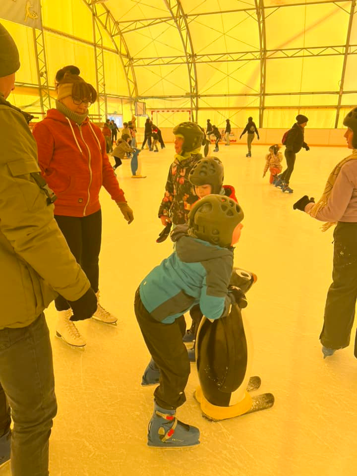 Wyjazd uczniów PSP w Przedborzu na lodowisko w Bełchatowie.  Lodowisko to super zabawa dla dzieci. Wielkie brawa dla organizatorów  - Obrazek 3
