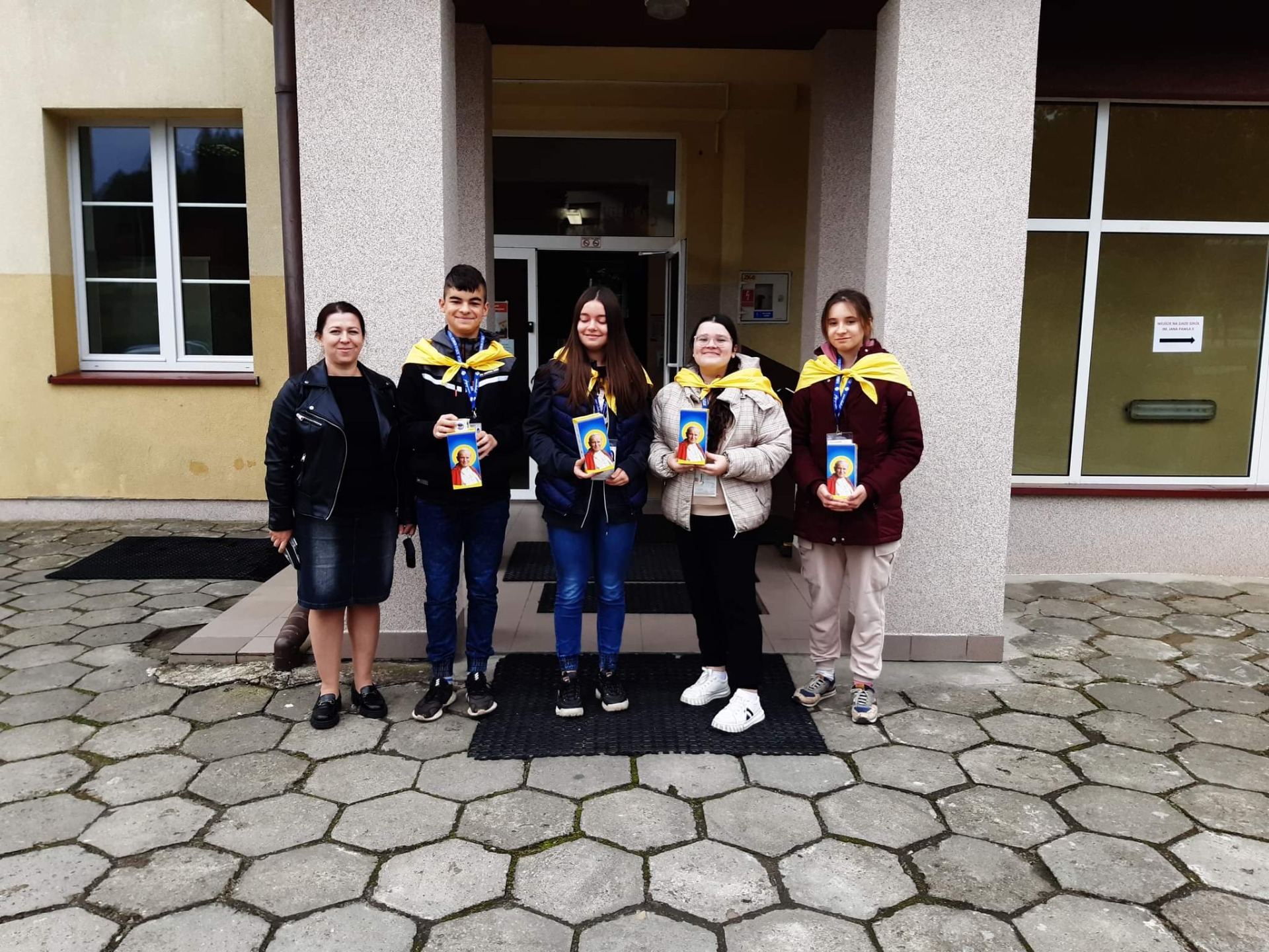 Wolontariusze Fundacji Dzieło Nowego  Tysiąclecia z ZS w Stępinie  dołączyli do kwesty na rzecz potrzebujących - Obrazek 5