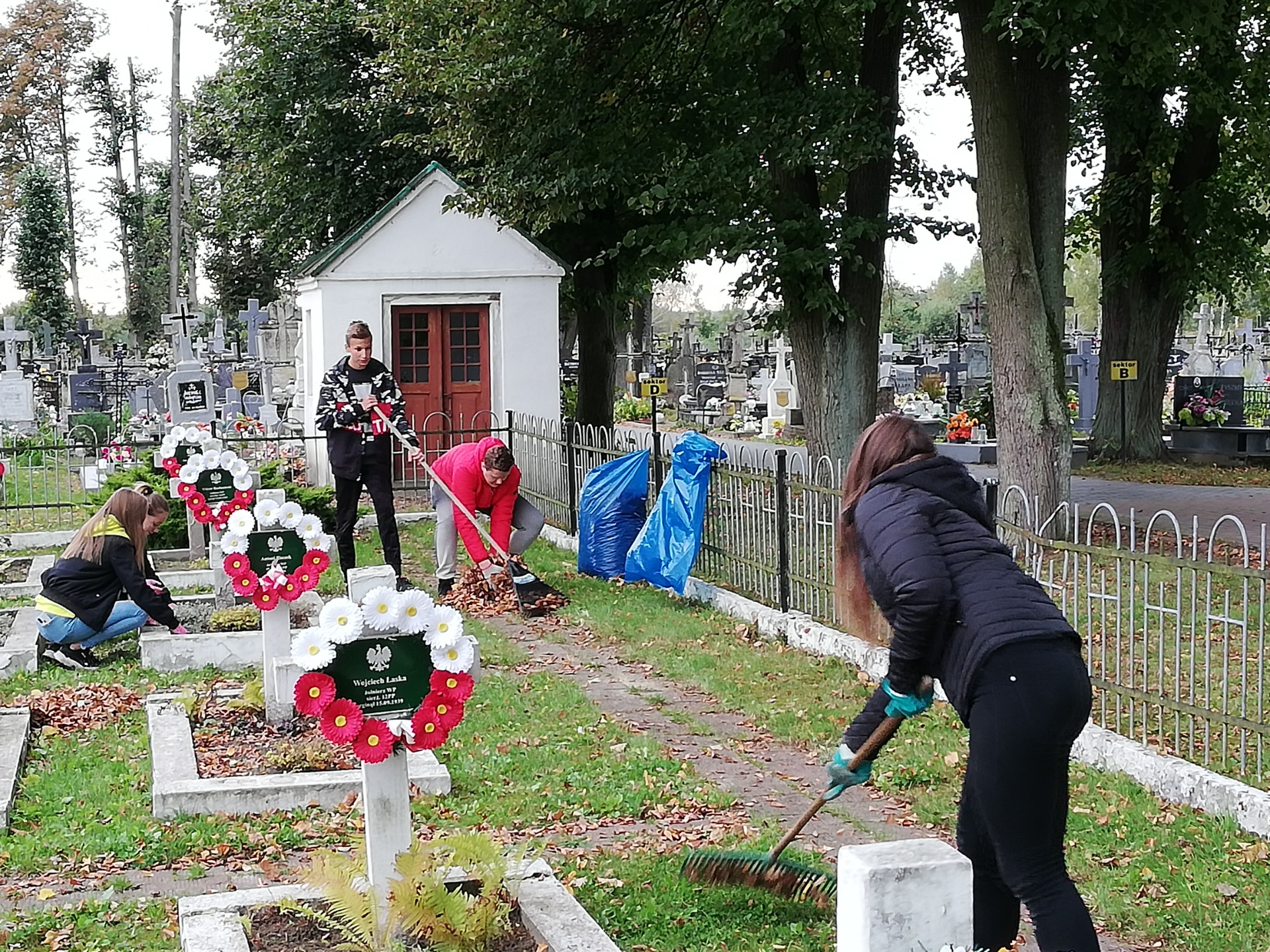 Sprzątanie grobów żołnierskich na cmentarzu w Soli - Obrazek 5