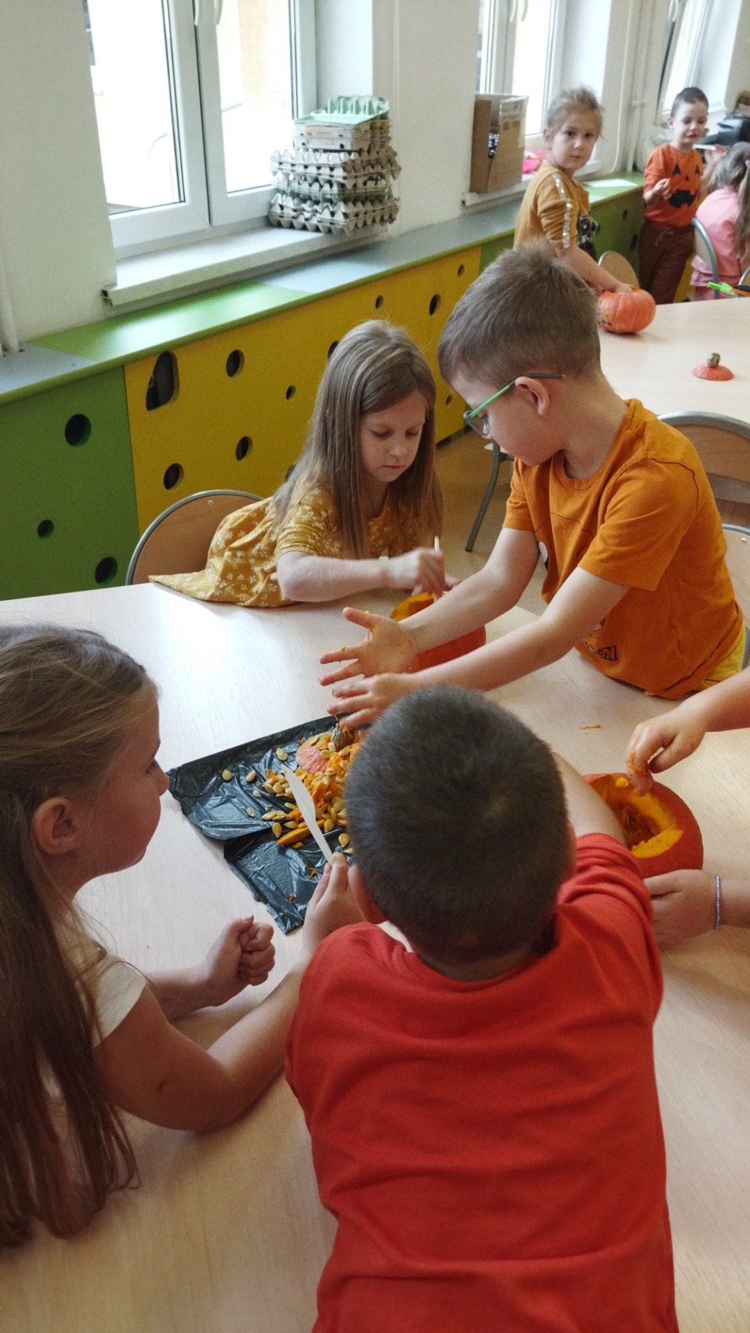 Uczniowie Szkoły Podstawowej Nr 2 im. M. Kopernika w Olecku podczas zabaw edukacyjnych z okazji Dnia Dyni