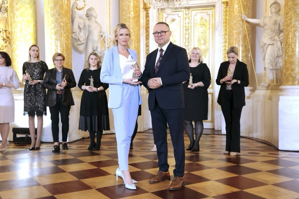 Pani Małgorzata Olejniczak odbiera nagrodę za III miejsce w plebiscycie Nauczyciel Roku.