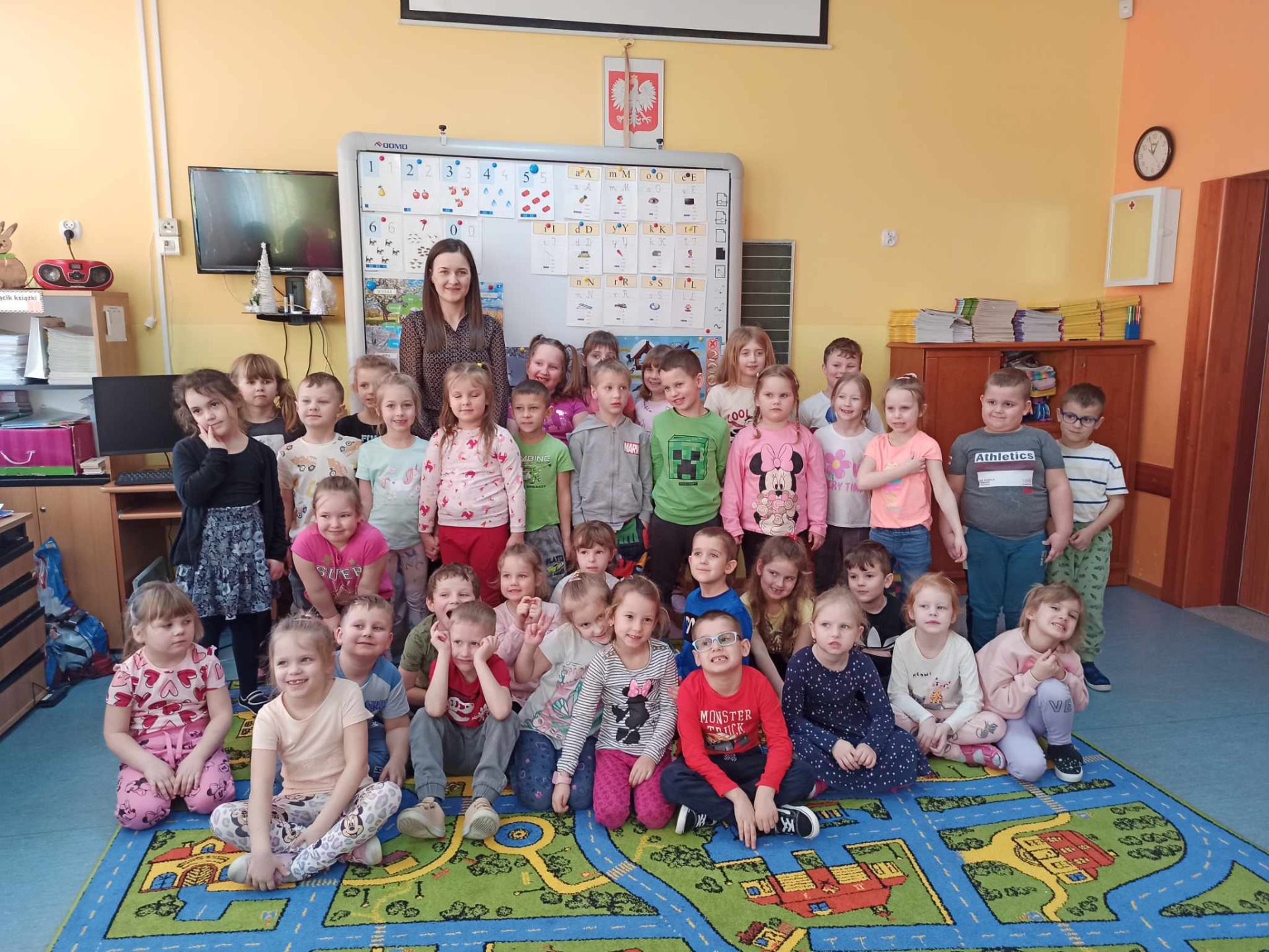 Grupa przedszkolaków z nauczycielkami i panią Natalią