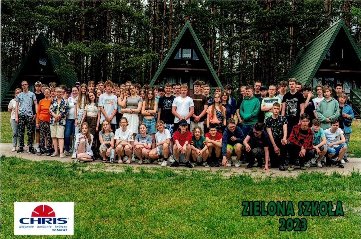 Uczestnicy wyjazdu na zieloną szkołę - zdjęcie grupowe.