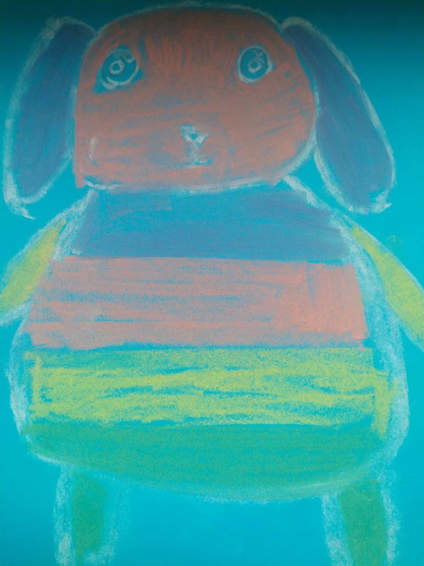 Pies namalowany kredkami w różnych kolorach na niebieskim tle