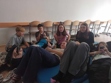 Uczniowie siedzący w klasie
