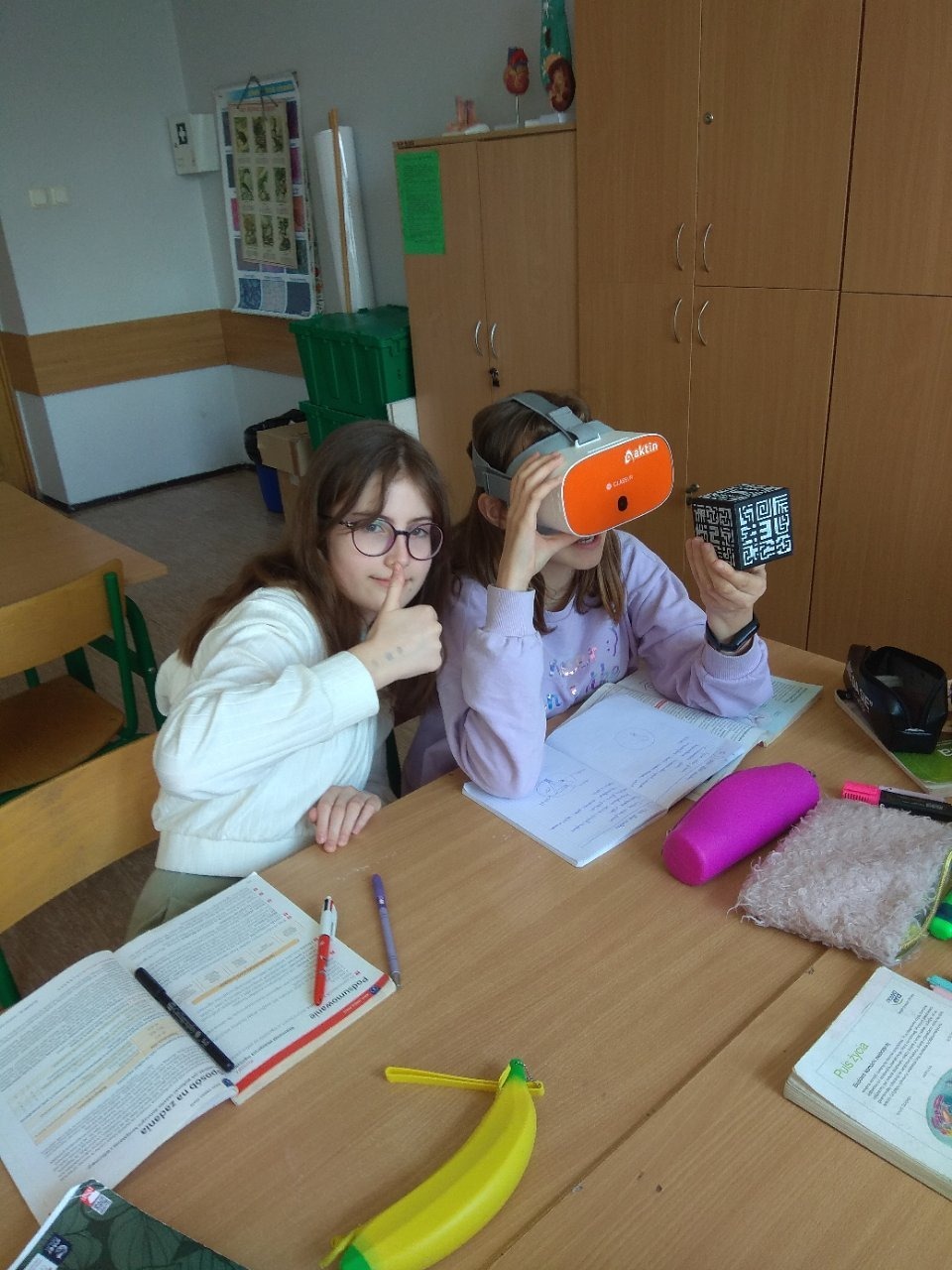 Lekcja biologii w klasie 7a z użyciem okularów VR oraz kostki Class VR.
