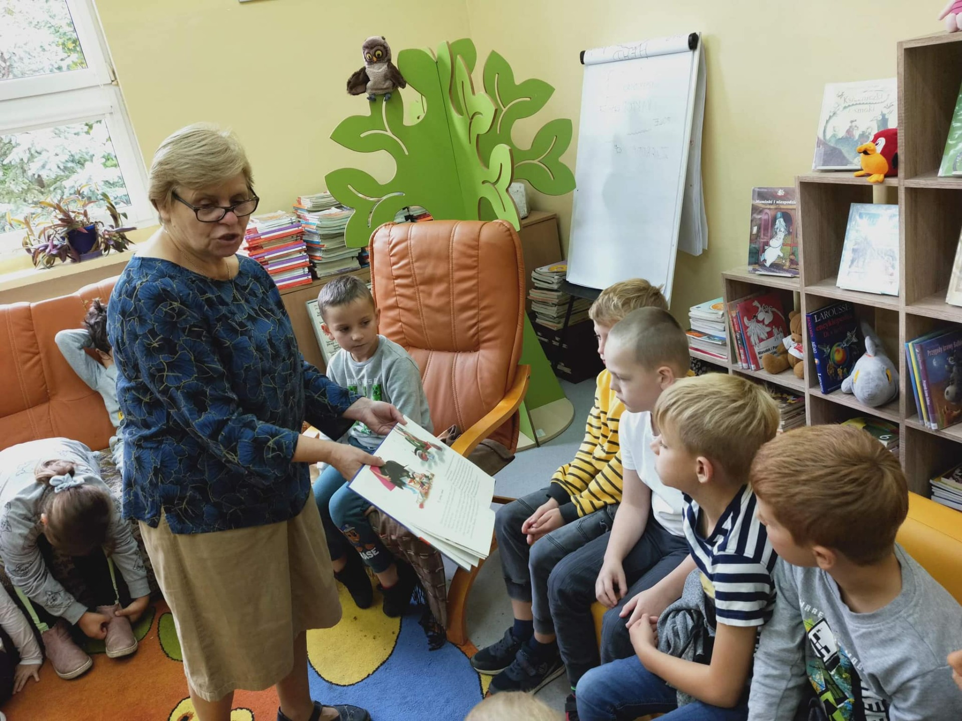 (Zdjęcia przedstawiają pierwszoklasistów biorących udział w zajęciach z okazji Ogólnopolskiego Dnia Głośnego Czytania).