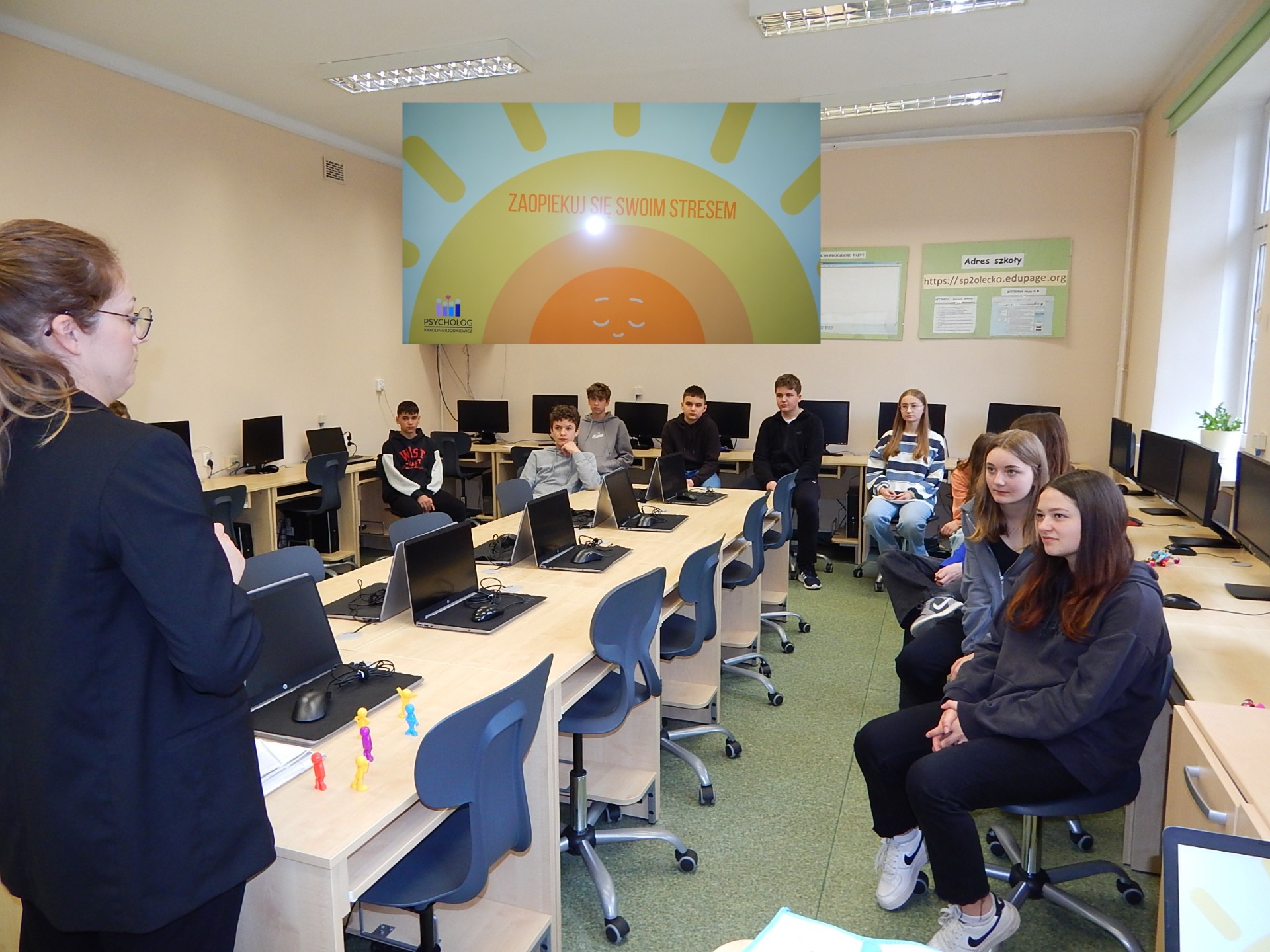 Uczniowie SP Nr 2 im. M. Kopernika w Olecku podczas zajęć z psychologiem pt. " Zaopiekuj się swoim stresem"