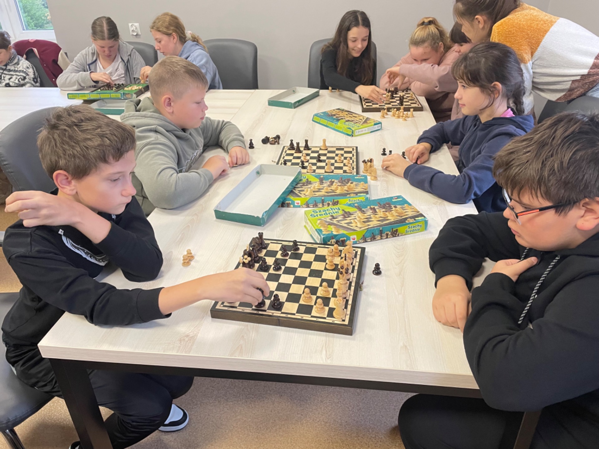 Gra w gry planszowe, w tym w szachy, to nie tylko doskonały sposób na spędzanie czasu, ale też nauka. ♟️♟️♟️Wyrabiają koncentrację, wytrwałość, cierpliwość. Rozwijają pamięć, intuicję i zmysły twórcze.   Przede wszystkim wzmacniają kompetencje matematyczne. ➕✖️➗➖ Klasa 6b doskonale o tym wie😄. - Obrazek 3