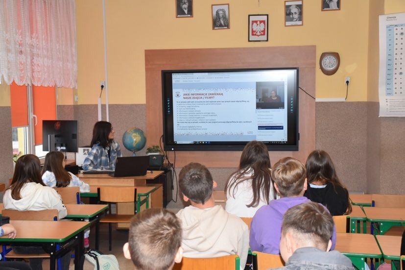 Uczniowie biorą udział w ODO - lekcjach online.