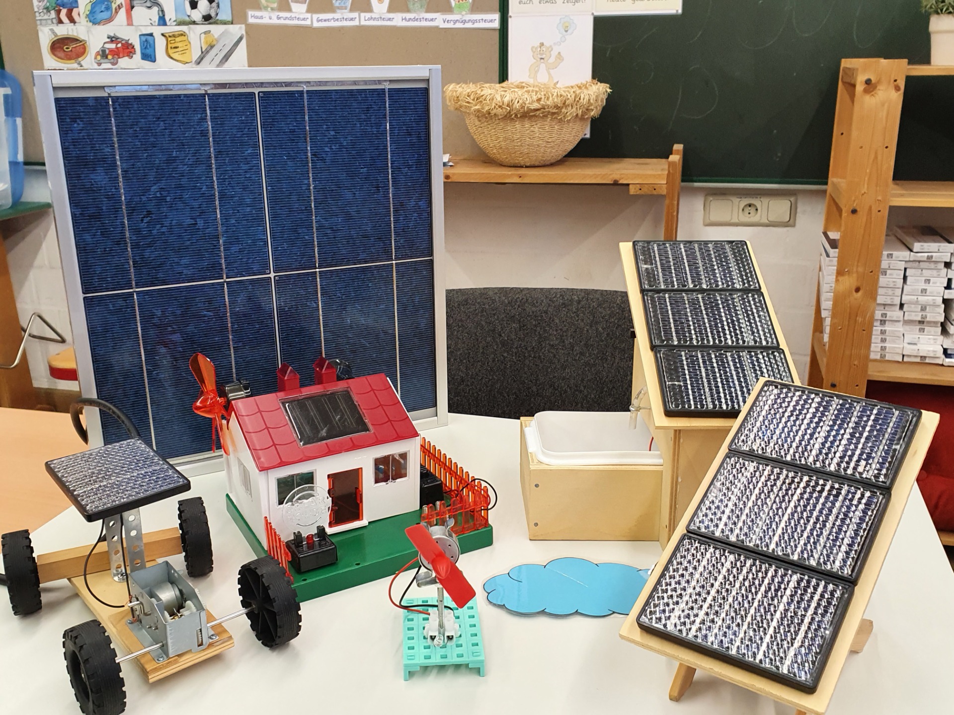 4. Klassen experimentierten mit Solarmodulen. -Foto: Schoger