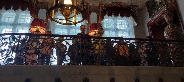 Grupa uczniów zwiedza Pałac Zamojskich w Kozłówce