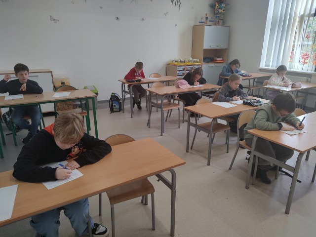 Uczniowie piszący konkurs