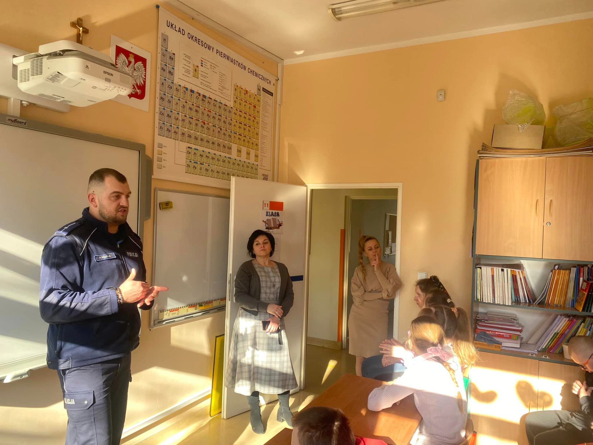 Funkcjonariusz Komendy Powiatowej Policji w Gryfinie pan Paweł Rozpara podczas spotkania z uczniami naszej szkoły.