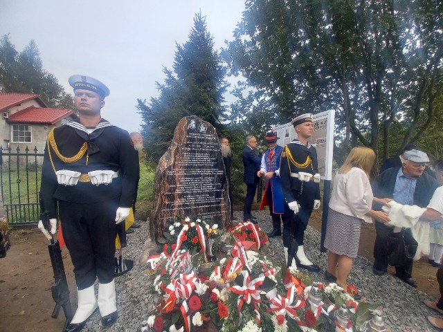 Dnia 23 września miała miejsce uroczystość odsłonięcia pomnika i tablicy upamiętniającej por. Augustyna Westphala. - Obrazek 6
