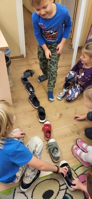 dzieci ustawiają buty