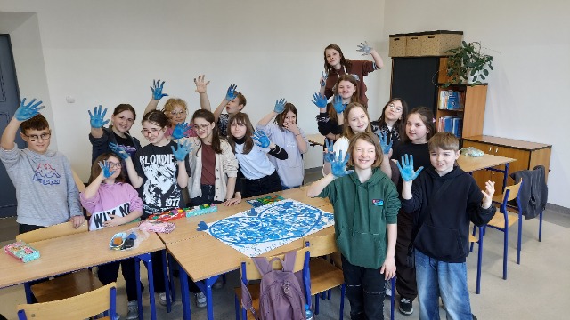 Uczniowie z niebieskimi dłońmi