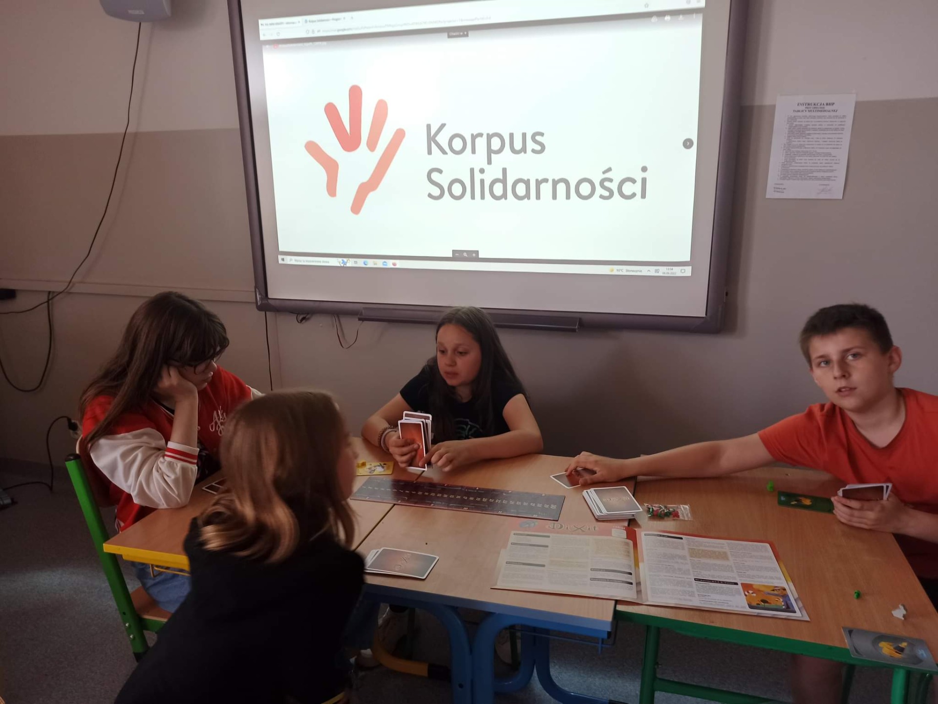 Uczniowie z klasy 4 i 5 na lekcji języka polskiego dla obcokrajowców korzystają z pomocy dydaktycznych przyznanych w ramach grantu z korpusu solidarności ♥️👏♥️ - Obrazek 1