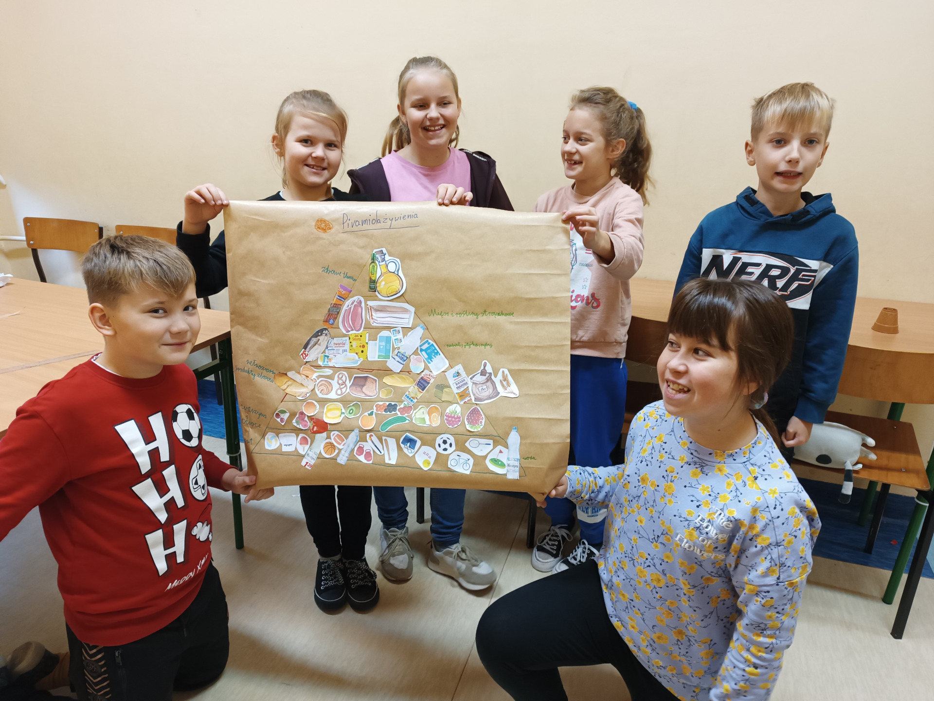 Klasa 3a prezentuje wspólnie wykonaną piramidę zdrowego żywienia.
