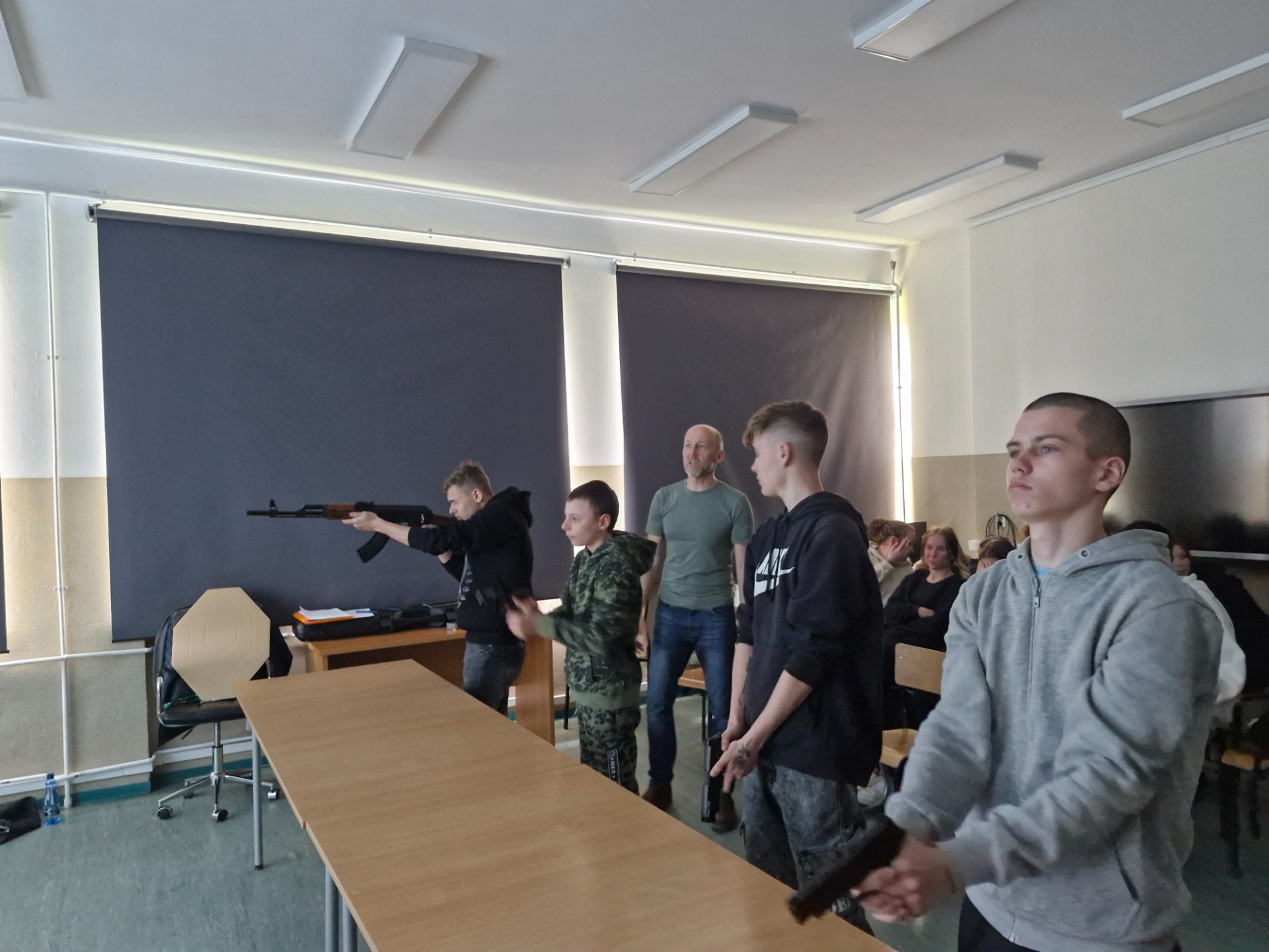 Uczniowie uczą się strzelać - Obrazek 1
