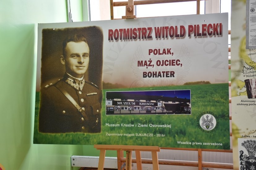Plansza z portretem rotmistrza Pileckiego i napisem "Rotmistrz Witold Pilecki - Polak, mąż, ojciec, bohater"