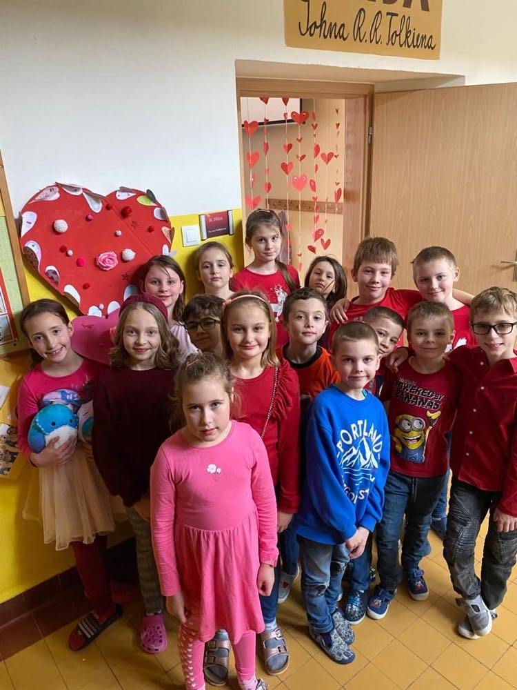 Den svatého Valentýna a škola zbarvená do červena - Obrázek 1