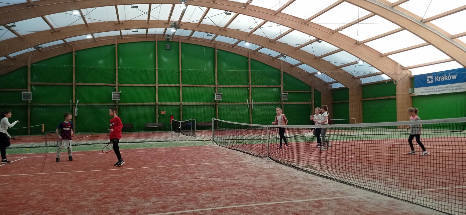Klasa 2 dzielnie uczy się grać w tenisa ziemnego! BRAWO!👏👍💖 - Obrazek 6