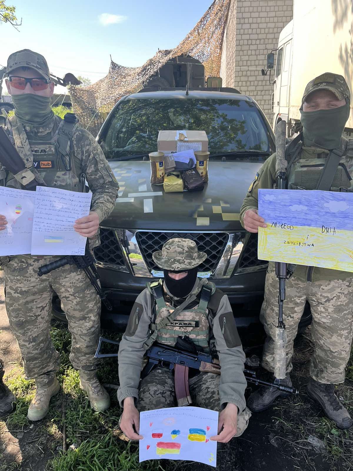 Serdecznie dziękujemy wszystkim Dzieciom z Naszej Szkoły, które napisały list, kartkę lub wykonały rysunk dla ukraińskich żołnierzy. Wasze prace do nich dotarły! Dziękujemy Pani Iwonce za zorganizowanie akcji! ❤️❤️❤️ - Obrazek 1