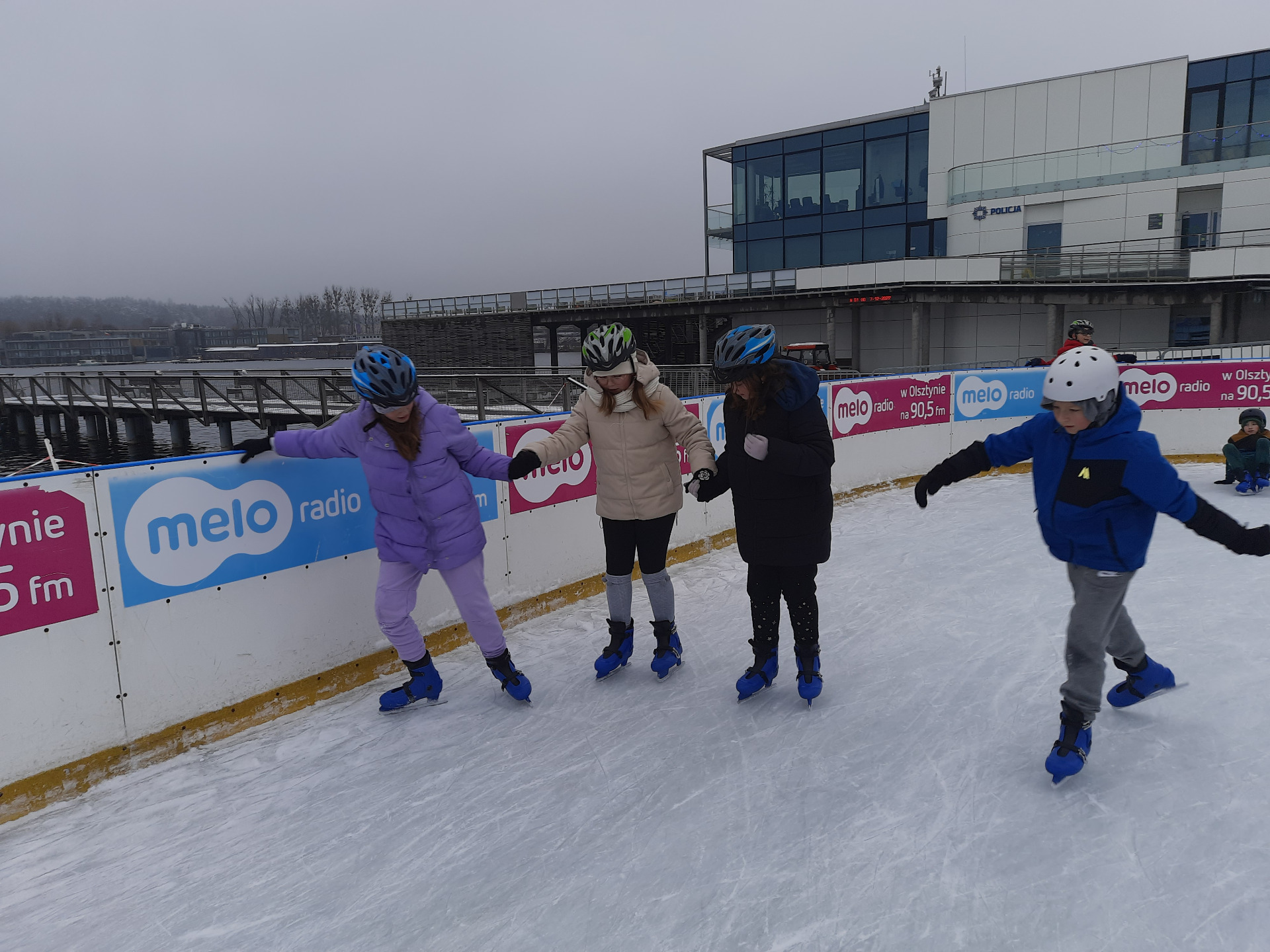 Uczniowie jeżdżą po lodzie
