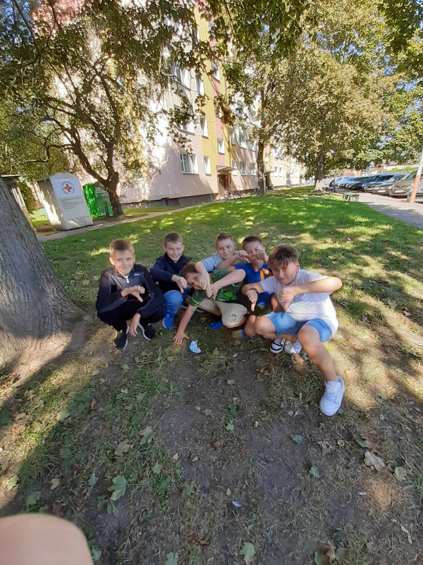 Pięcioro uczniów klasy 5b w parku podczas akcji Sprzątanie Świata.