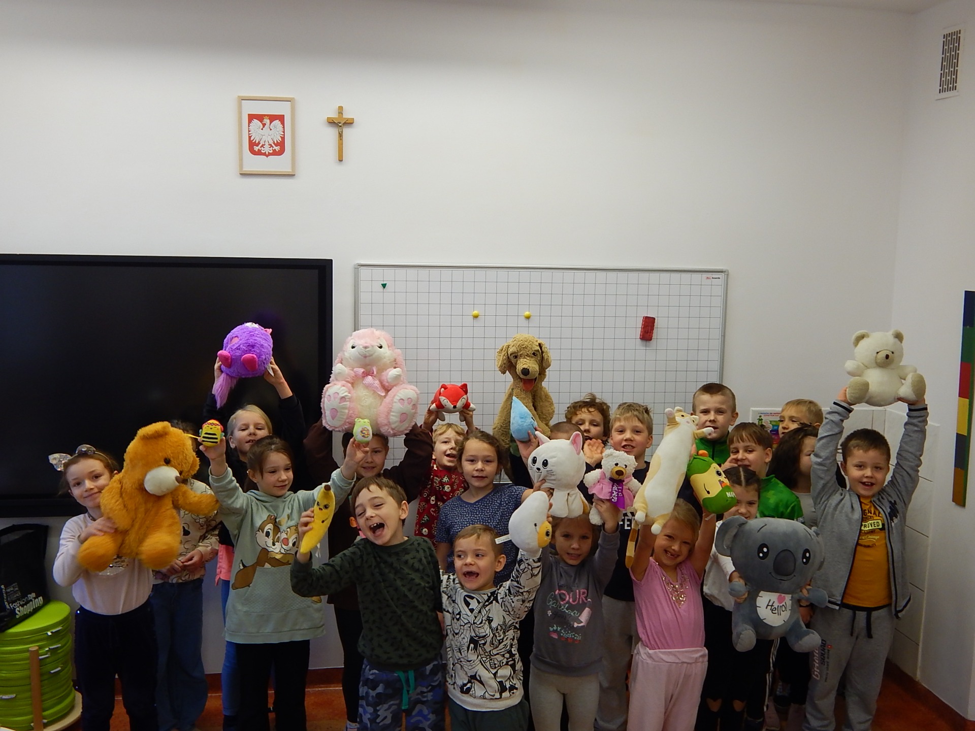 Uczniowie Szkoły Podstawowej Nr 2 im. Mikołaja Kopernika w Olecku z maskotkami w Światowym Dniu Pluszowego Misia