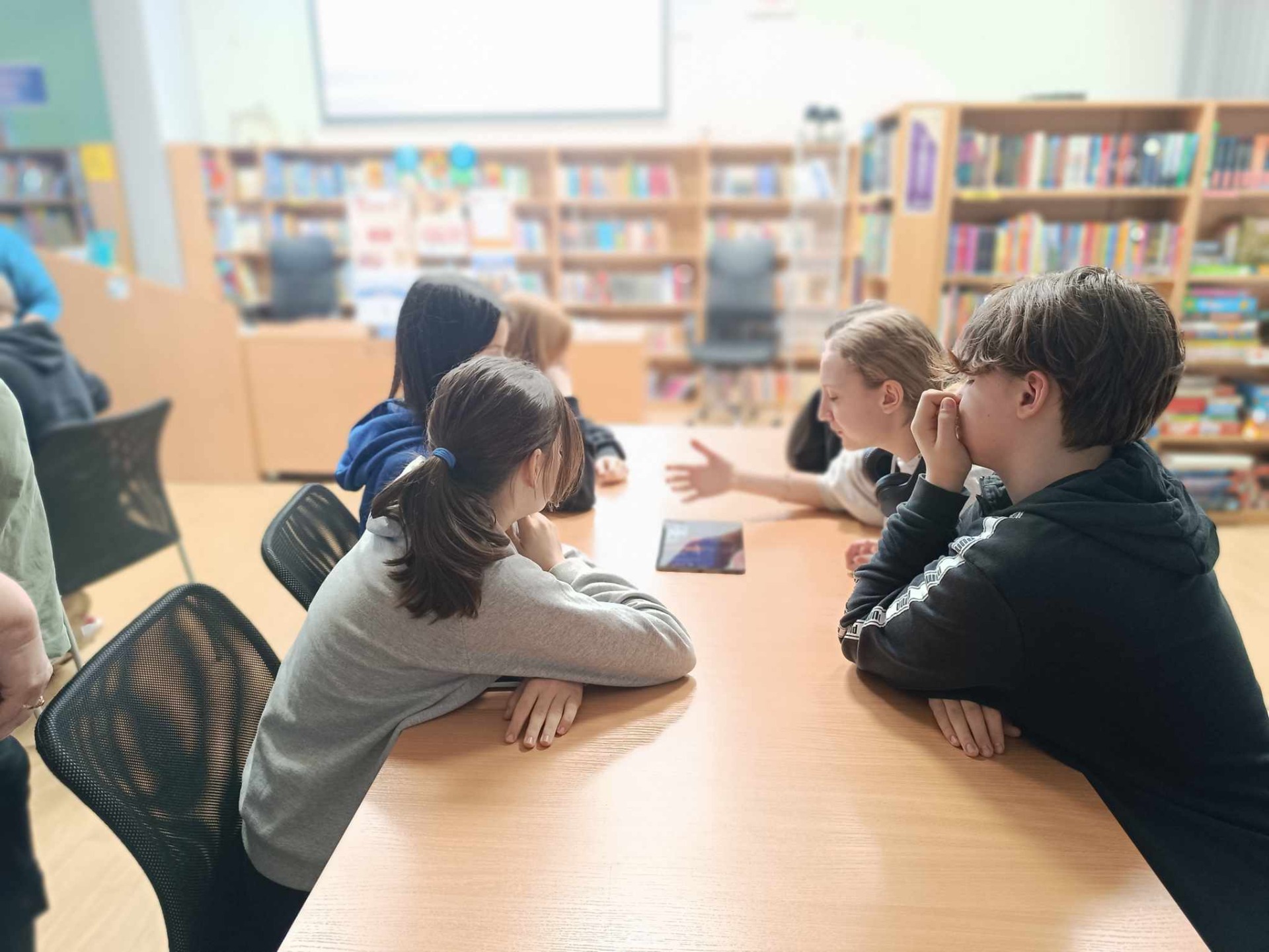 Uczniowie klasy 7c na lekcji bibliotecznej w Oddziale Dziecięcym MBP w Świebodzicach.
