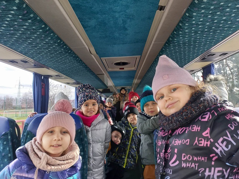 Dzieci z oddziału z 0 b w autobusie