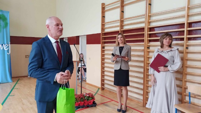 Zastępca burmistrza Pasłęka - pan Marek Sarnowski skada życzenia dyrektor szkoły oraz jej pracownikom.