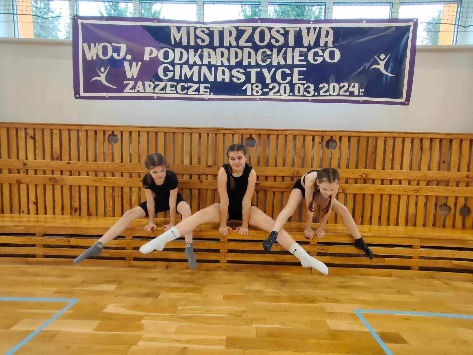 Uczennice SP7 podczas wykonywania ćwiczeń na Finale Wojewódzkich Igrzysk Dzieci w Gimnastyce. 