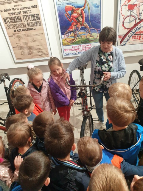 Przedszkolaki na wystawie zabytkowych rowerów w Kolbuszowej - Obrazek 5