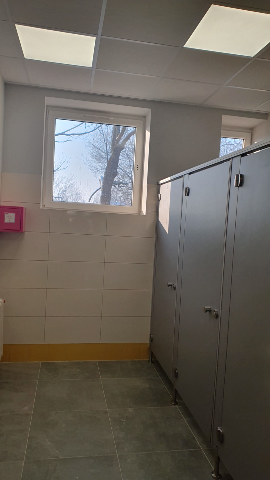 ❤️ Miło Nam ogłosić, że kolejna łazienka w Naszej Szkole przeszła metamorfozę! ❤️🎊🥳👏🥰 - Obrazek 1